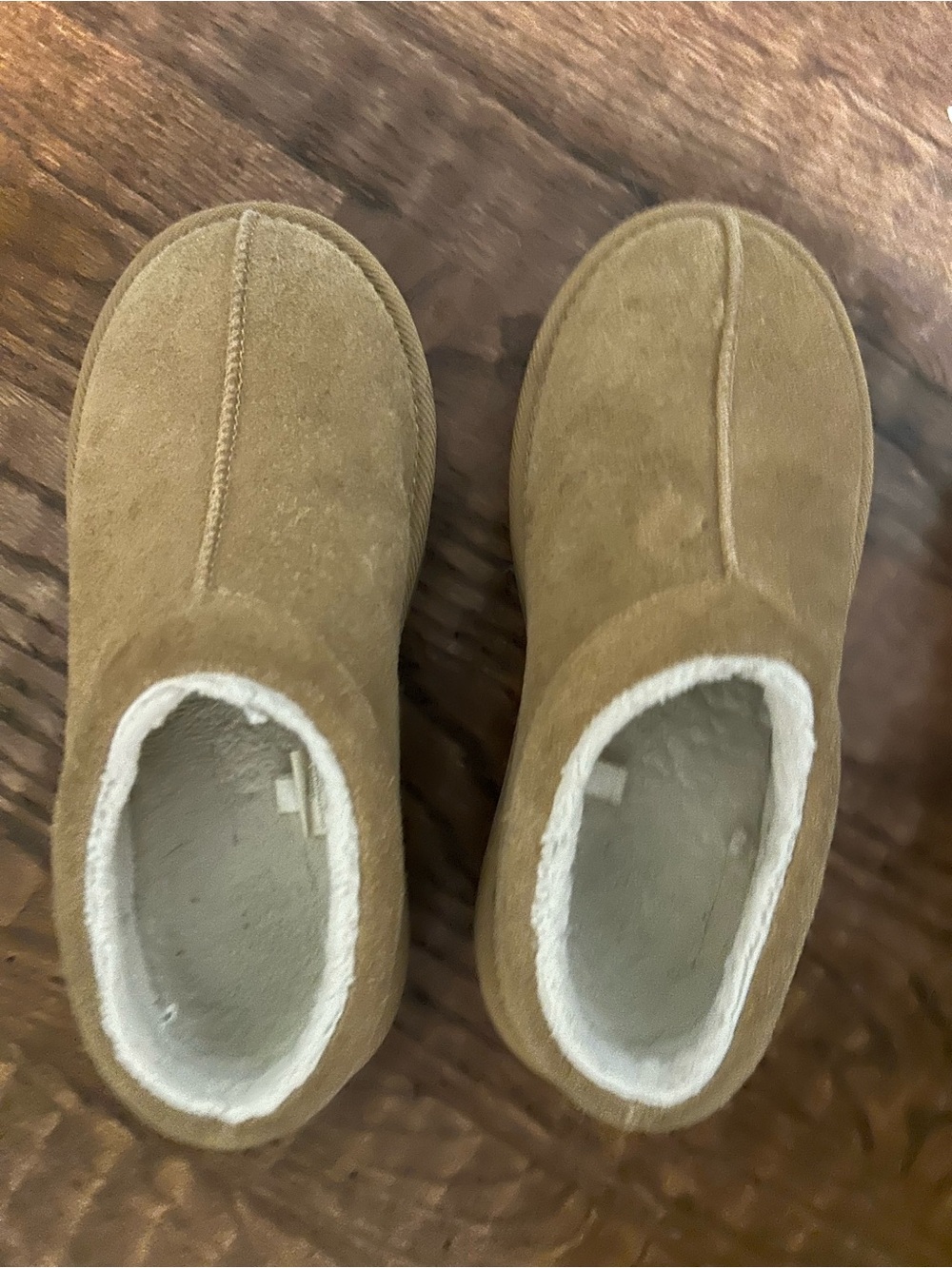 Women’s slippers (UGG look a like)